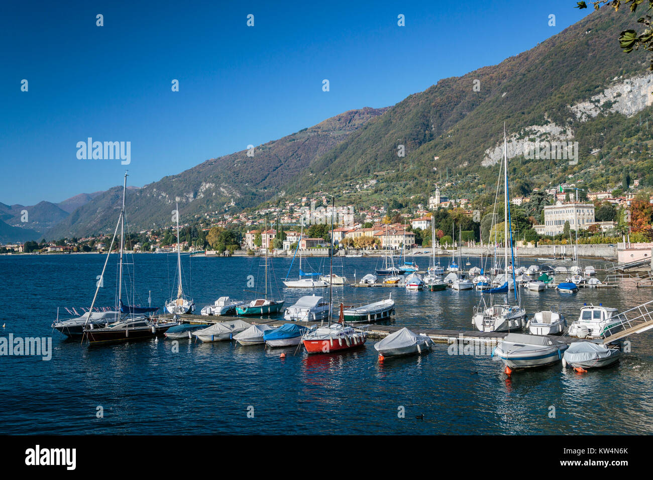 Il lago di Como e il paese di Tremezzo, Lombardia, Italia, Europa. Foto Stock