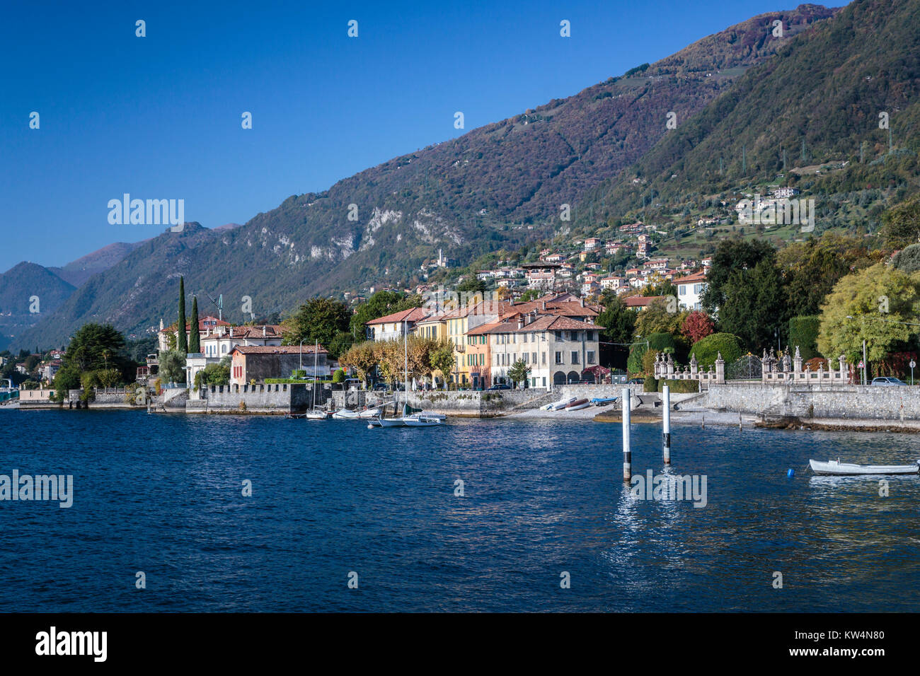 Il lago di Como e il paese di Tremezzo, Lombardia, Italia, Europa. Foto Stock