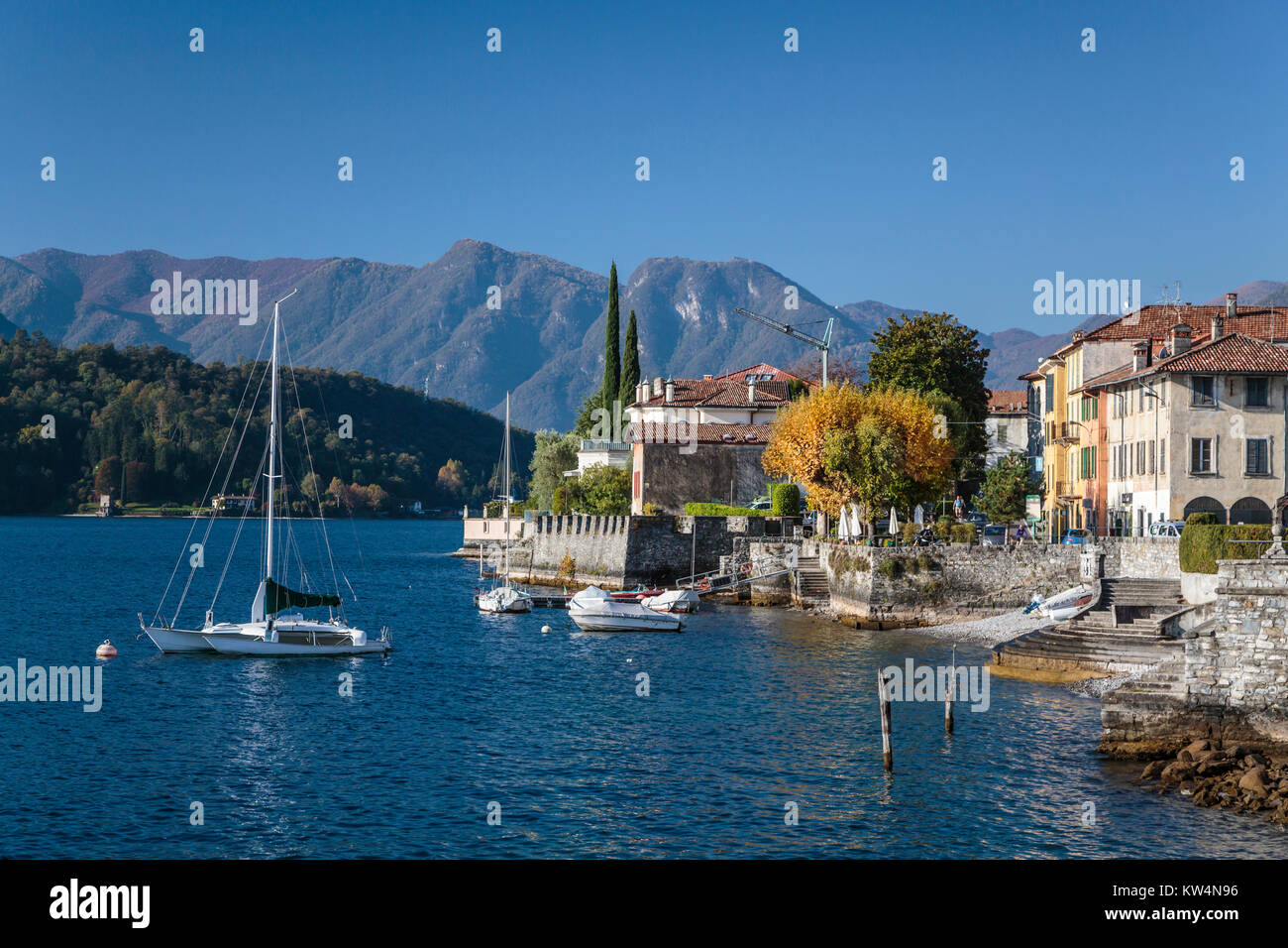 Il lago di Como e il paese di Tremezzo, Lombardia, Italia, Europa. Foto Stock