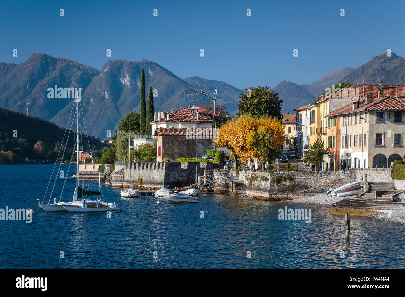 Il lago di Como e il paese di Tremezzo, Lombardia, Italia, Europa. Foto Stock
