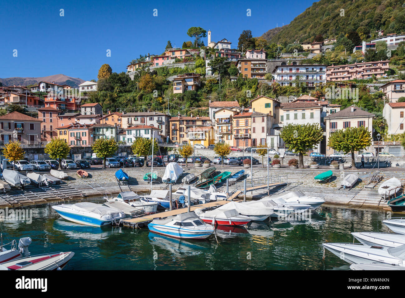 Barche in marina presso il lago di Como il borgo di Argegno, Lombardia, Italia, Europa. Foto Stock