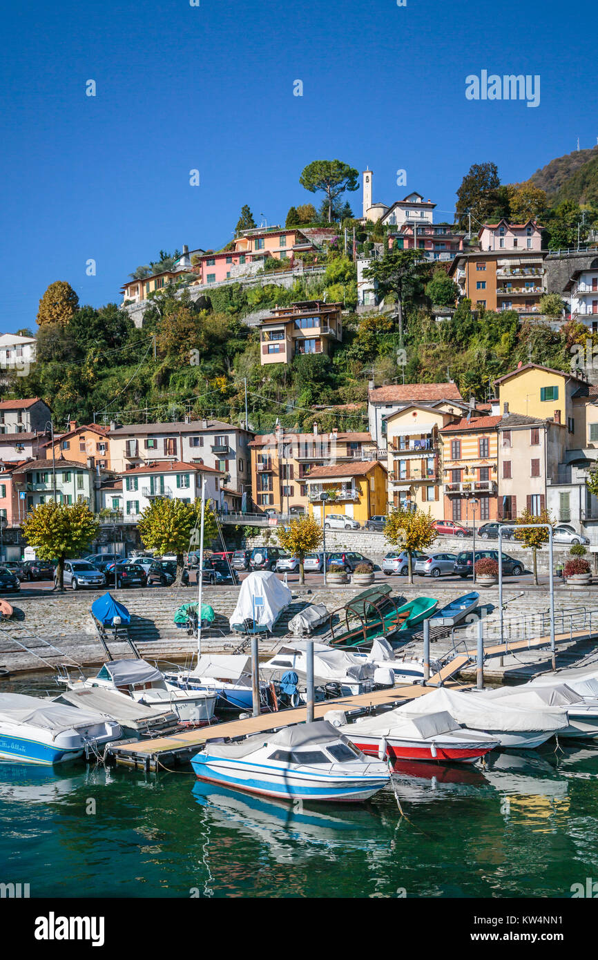 Barche in marina presso il lago di Como il borgo di Argegno, Lombardia, Italia, Europa. Foto Stock