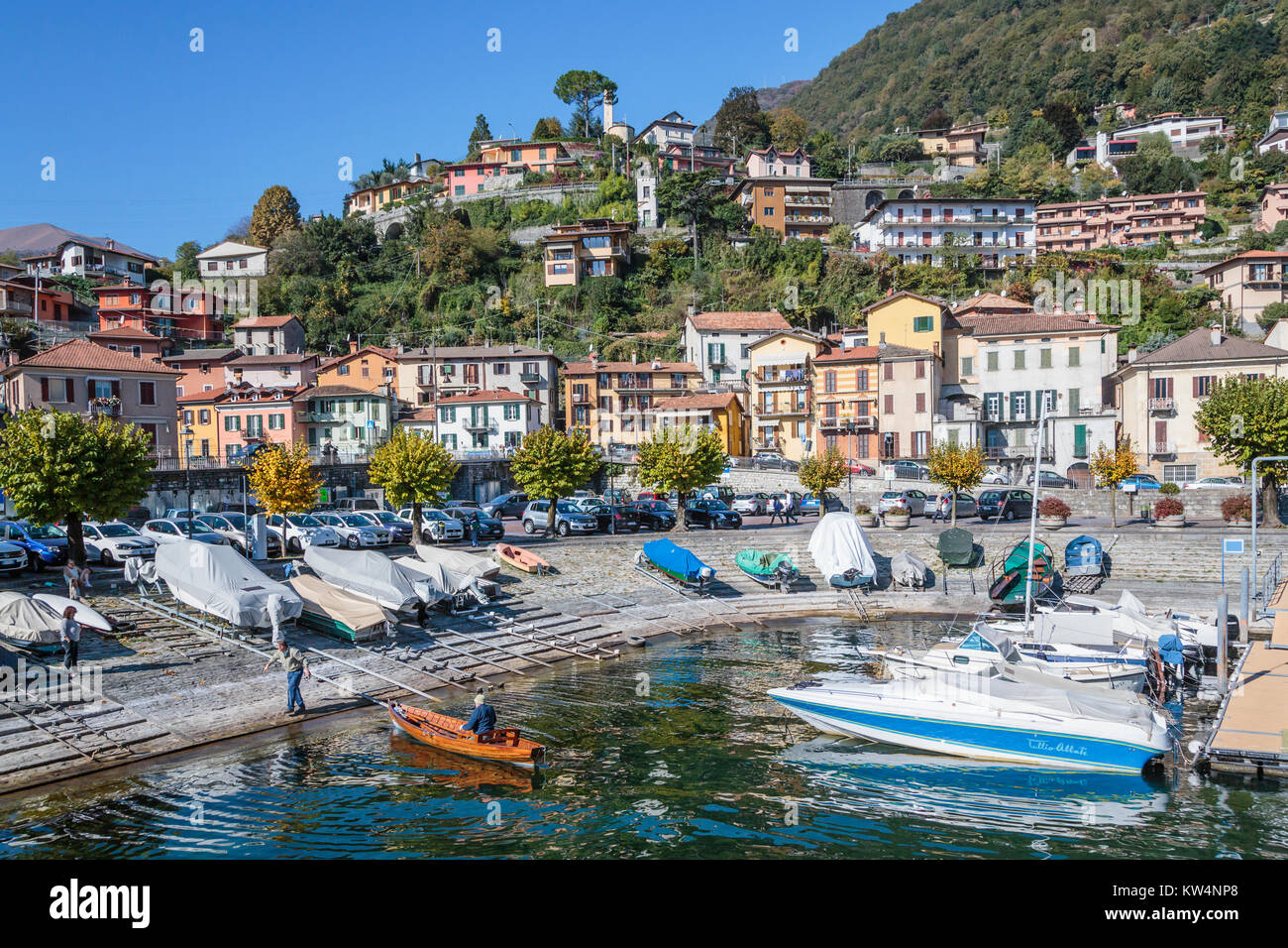 Barche in marina presso il lago di Como il borgo di Argegno, Lombardia, Italia, Europa. Foto Stock