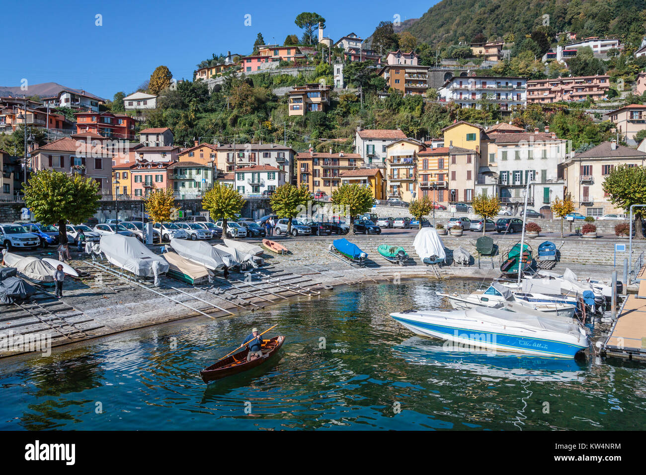 Barche in marina presso il lago di Como il borgo di Argegno, Lombardia, Italia, Europa. Foto Stock