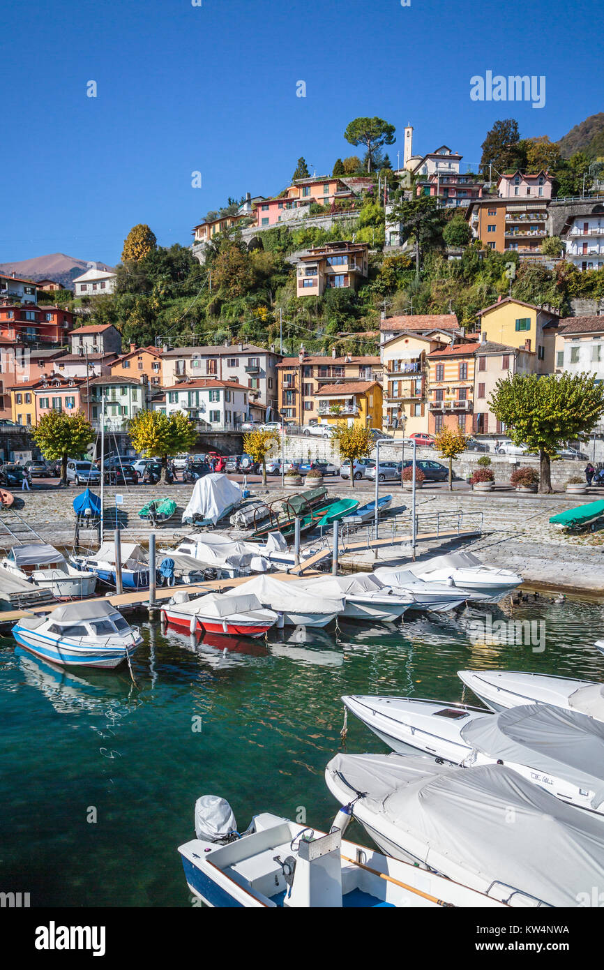 Barche in marina presso il lago di Como il borgo di Argegno, Lombardia, Italia, Europa. Foto Stock