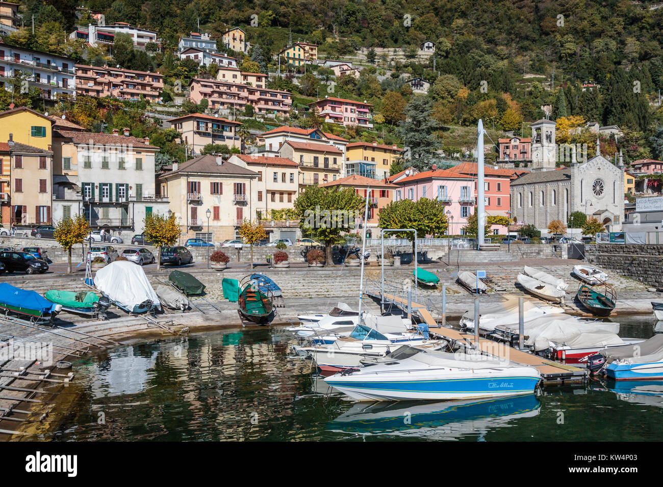 Barche in marina presso il lago di Como il borgo di Argegno, Lombardia, Italia, Europa. Foto Stock
