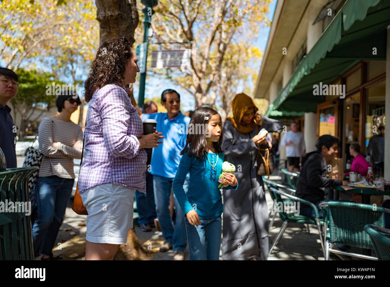Una piccola folla di gente in attesa sul marciapiede per un sedile in un ristorante affollato nella quarta strada dello shopping, Berkeley, California, 4 settembre 2016. Foto Stock