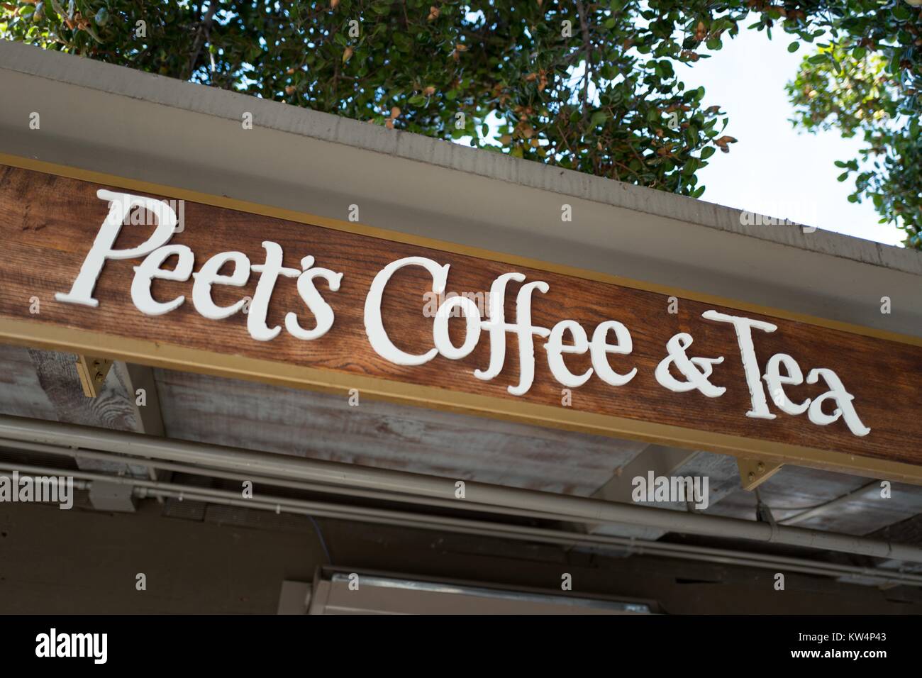 Segnaletica per Peet's caffè e tè, un cafe in città e paese shopping centre, uno dei primi centri commerciali costruiti nella Silicon Valley Town di Palo Alto, California, 3 settembre 2016. Foto Stock