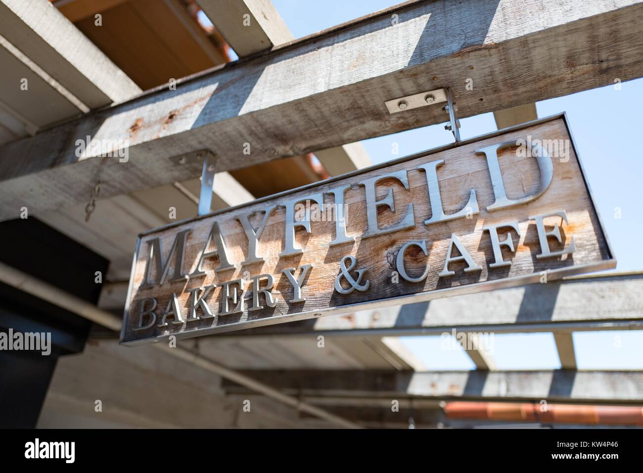 In legno e metallo per segnaletica Mayfield panetteria e Cafe, un ristorante popolare e punto di incontro in città e paese shopping centre, uno dei primi centri commerciali costruiti nella Silicon Valley Town di Palo Alto, California, 3 settembre 2016. Foto Stock