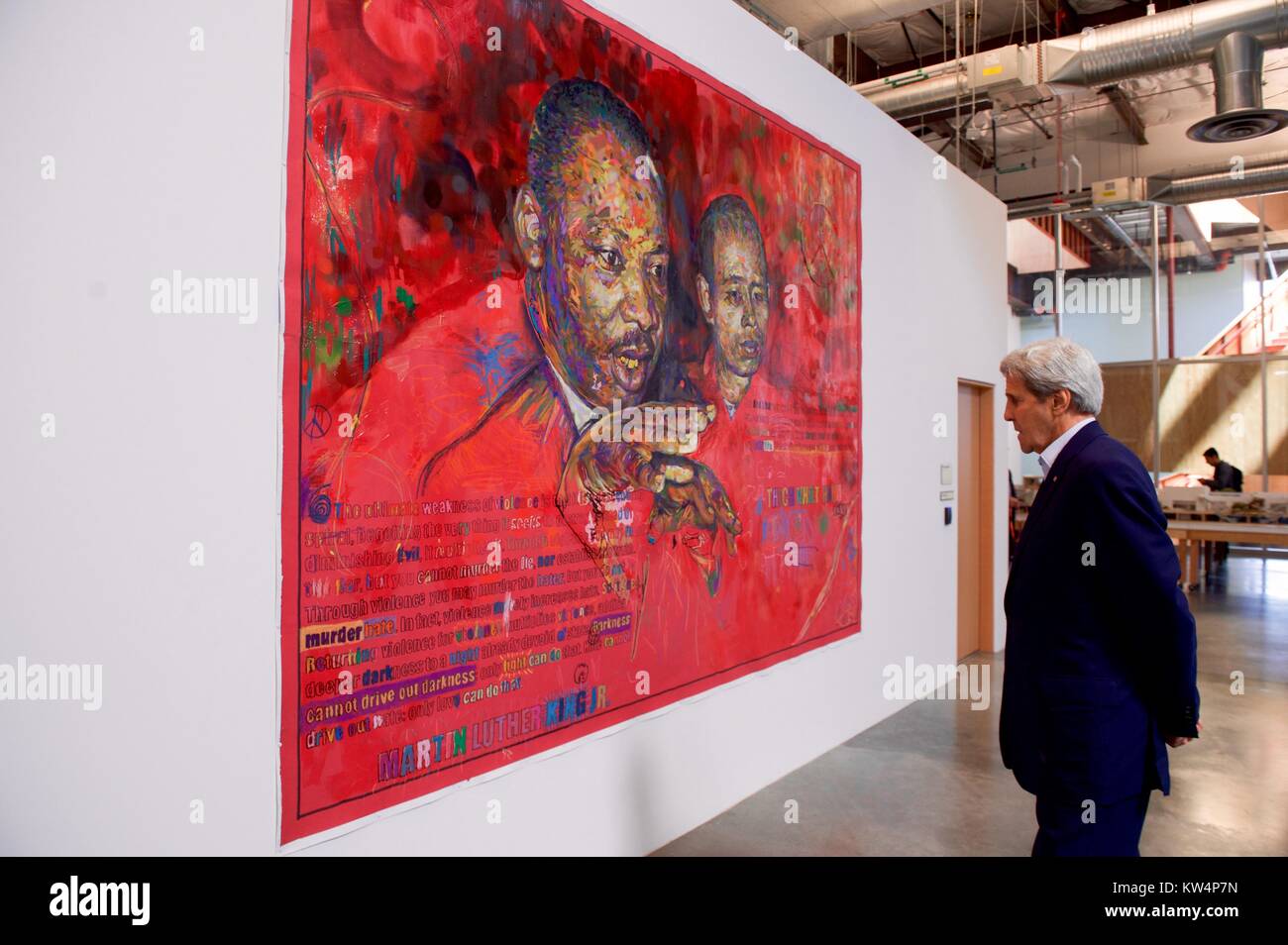 Il Segretario di Stato americano John Kerry la visualizzazione di una pittura di Martin Luther King Jr. presso la sede centrale di Facebook, Menlo Park, California, 23 giugno 2016. Immagine cortesia Dipartimento di Stato degli Stati Uniti. Foto Stock
