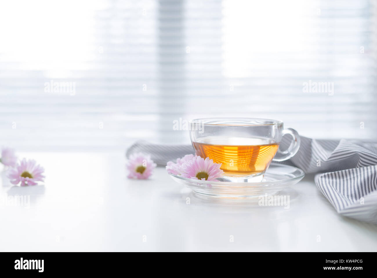 Tazza di tè sul davanzale. Ora del tè. Foto Stock