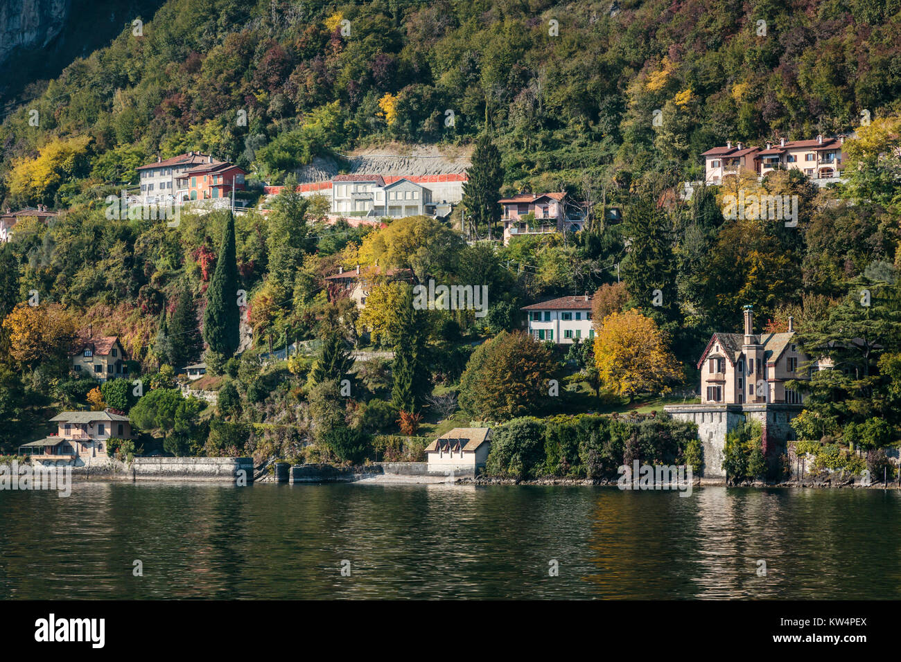 Caduta delle foglie e i palazzi sul litorale del Lago di Como, Italia. Foto Stock