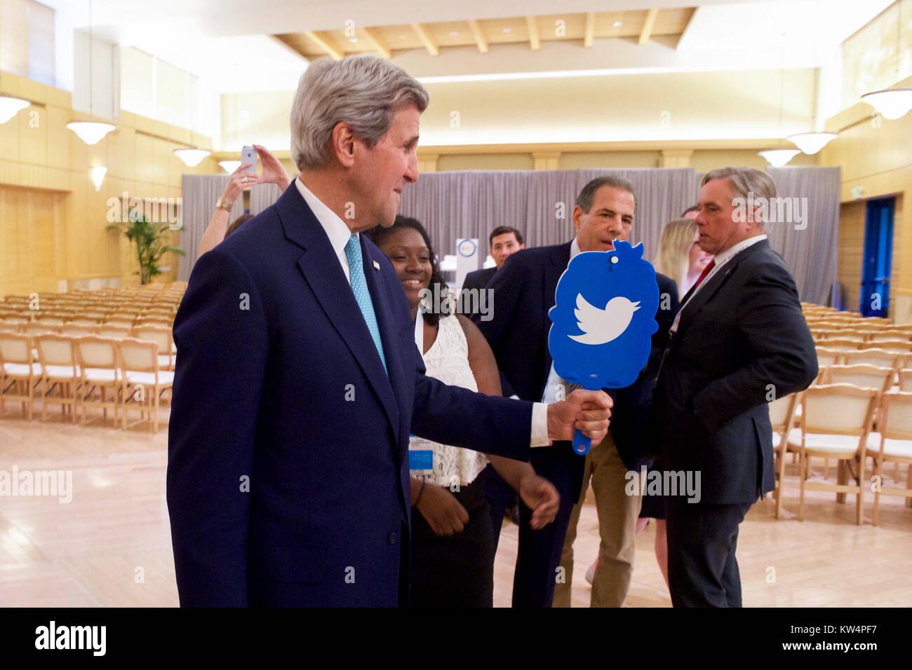 Fotografia di U.S. Il segretario di Stato John Kerry tenendo un Twitter specchio, Palo Alto, California, 22 giugno 2016. Immagine cortesia Dipartimento di Stato degli Stati Uniti. Foto Stock