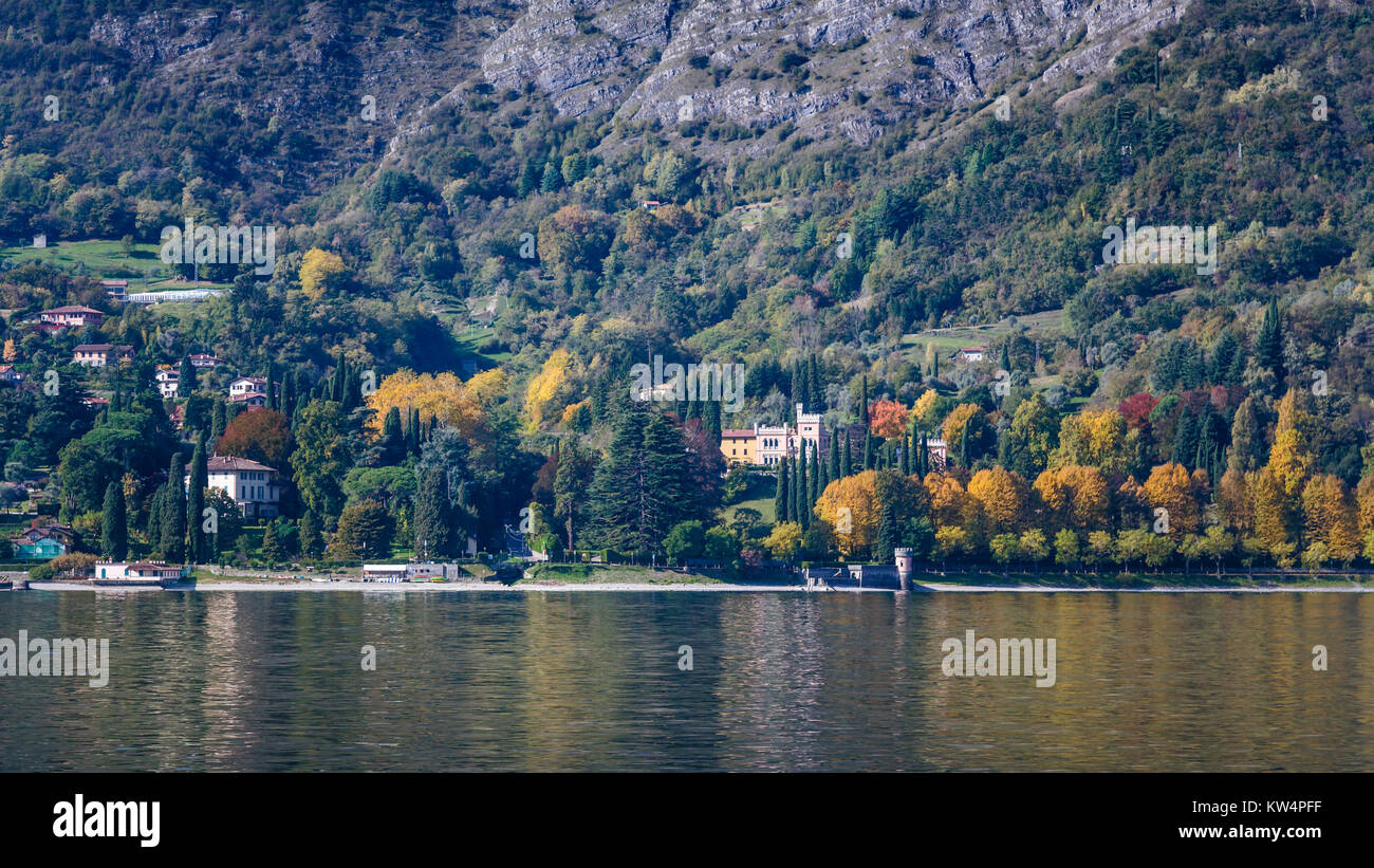 Caduta delle foglie e i palazzi sul litorale del Lago di Como, Italia. Foto Stock