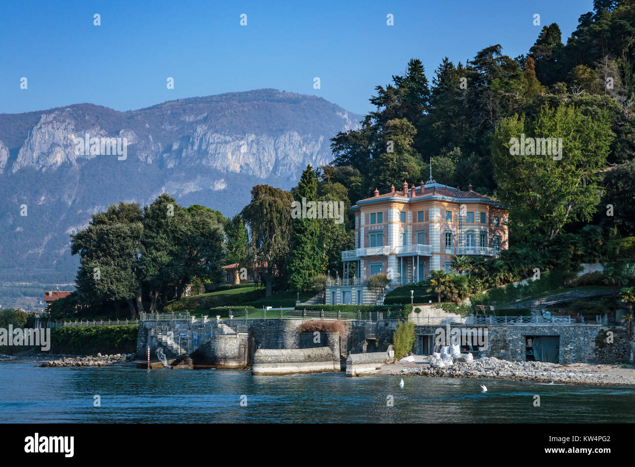 Un lago di Como palazzo nelle vicinanze di Varenna, Lombardia, Italia, Europa. Foto Stock