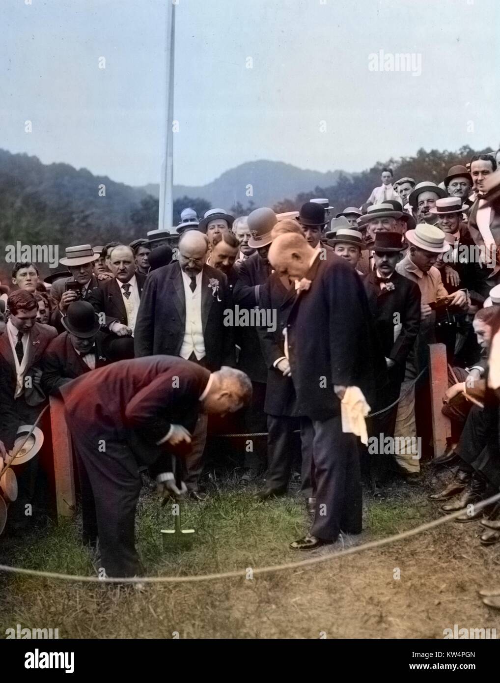 Sindaco George McClellan B ruotando la prima zolla a Indian brook alle cerimonie per celebrare l'inaugurazione dei lavori di costruzione del Catskill acquedotto, Giugno 20, 1907. Dalla Biblioteca Pubblica di New York. Nota: l'immagine è stato colorizzato digitalmente usando un processo moderno. I colori possono non essere periodo-precisa. Foto Stock