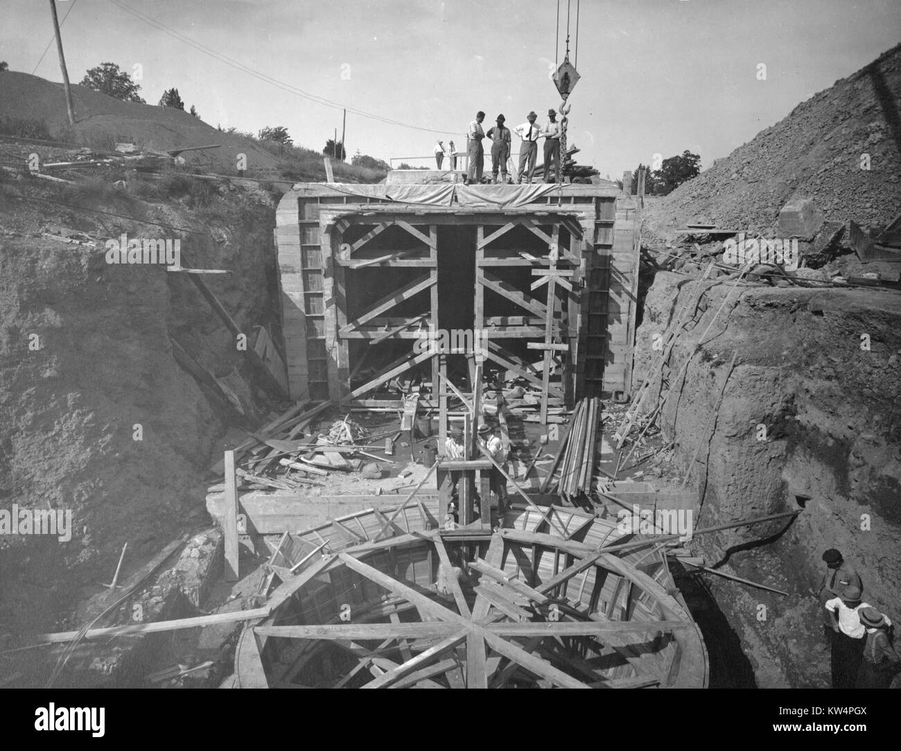 La costruzione di una camera downtake nel Rondout tunnel di pressione durante la fase di costruzione del Catskill acquedotto, New York, Stati Uniti, 19 luglio 1911. Dalla Biblioteca Pubblica di New York. Foto Stock