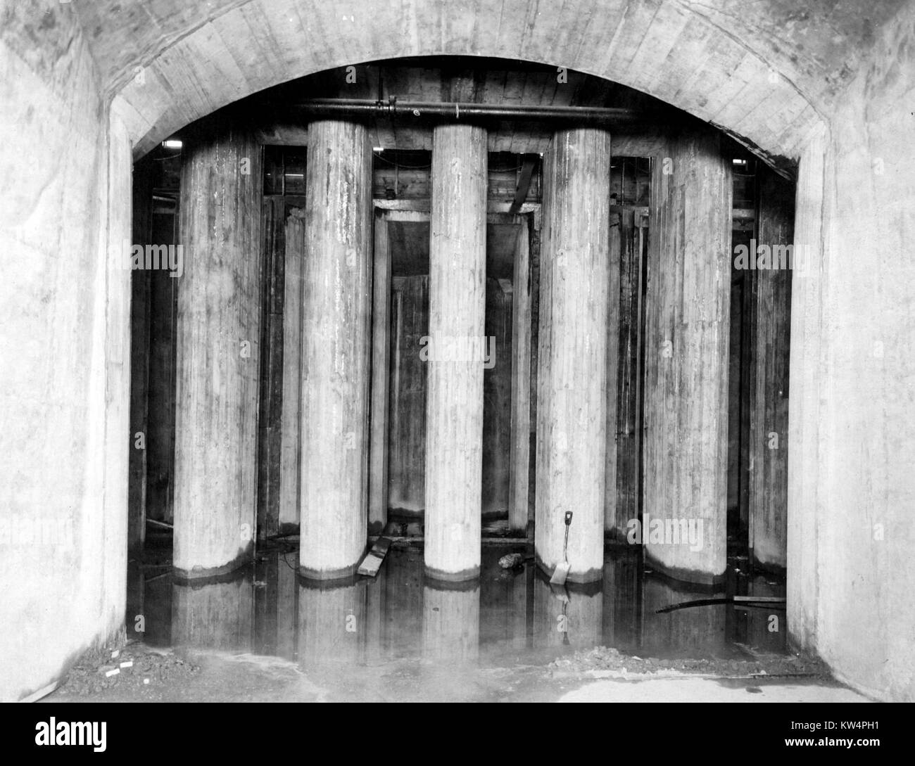 La speciale inferiore acquedotto, con collegamenti per la porta inferiore-camera sulla sinistra e il canale di scarto sulla destra, all'Acquedotto Catskill Headworks durante la costruzione di un acquedotto di Catskill, New York, Stati Uniti, 25 settembre 1913. Dalla Biblioteca Pubblica di New York. Foto Stock