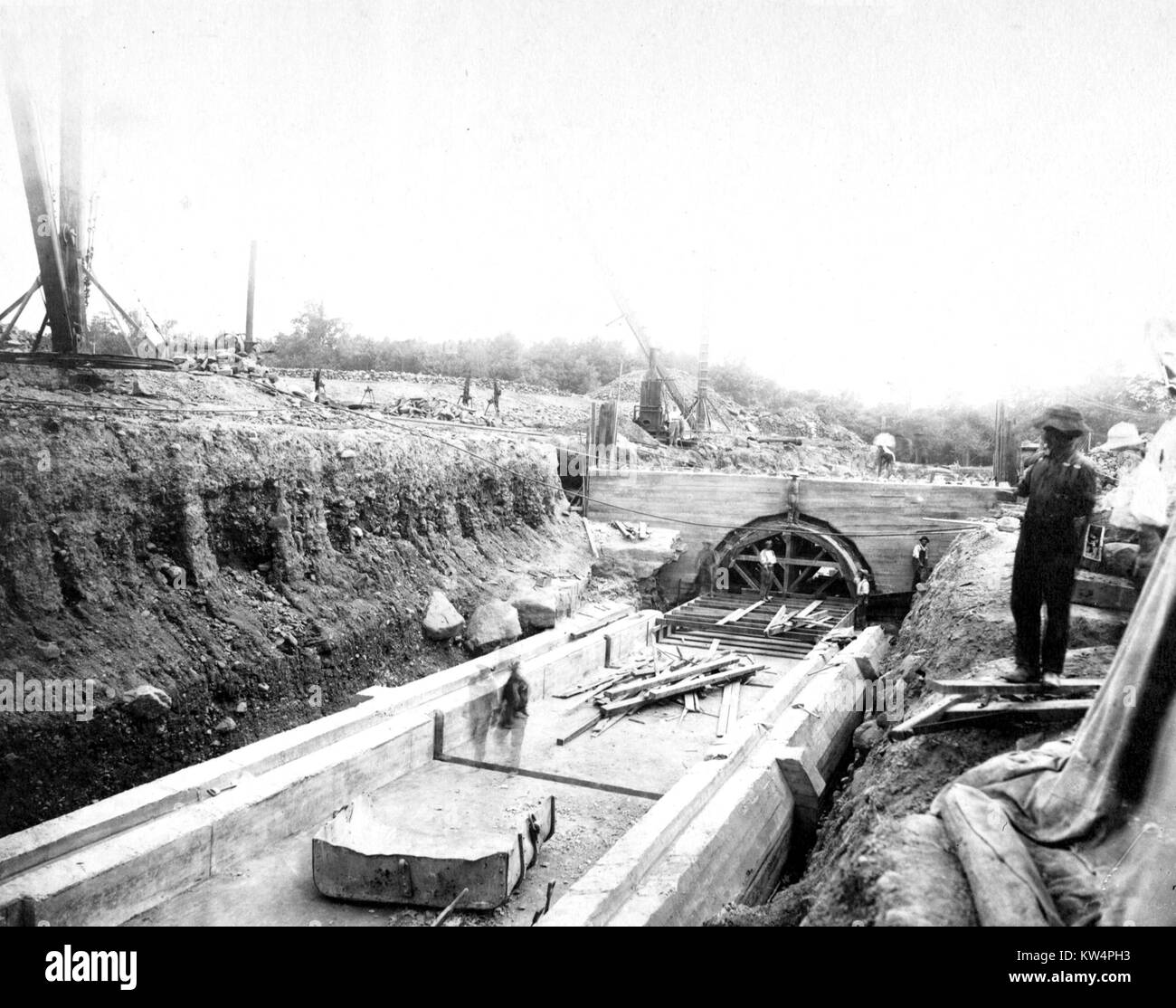Installazione di un condotto per il controllo del flusso del Beaver Kill fiume al serbatoio Ashokan durante la costruzione di un acquedotto di Catskill, New York, Stati Uniti, 14 agosto 1908. Dalla Biblioteca Pubblica di New York. Foto Stock