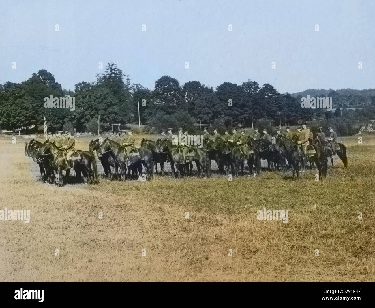 Truppa di poliziotti montati nelle colonne di fours in un campo in Kensico, New York, 15 settembre 1914. Dalla Biblioteca Pubblica di New York. Nota: l'immagine è stato colorizzato digitalmente usando un processo moderno. I colori possono non essere periodo-precisa. Foto Stock