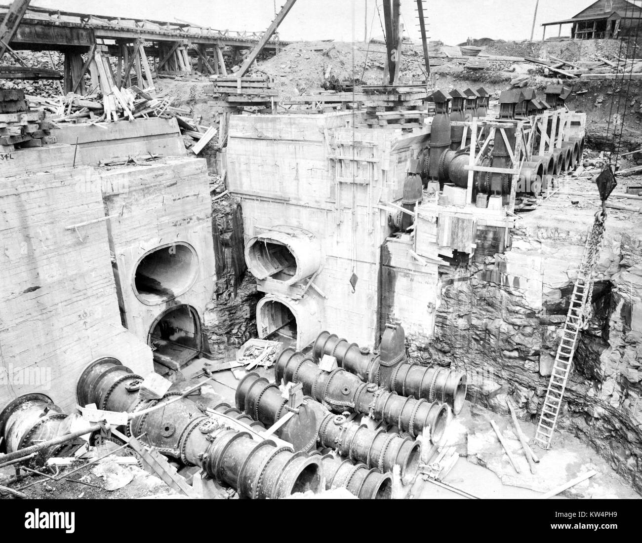 Un terminale di acquedotti a pressione nella parte inferiore porta-camera a Catskill Acquedotto Headworks, 48-inch valvole di controllo e 60 pollici saracinesche sono mostrati in posizione, durante la fase di costruzione del Catskill acquedotto, New York, Stati Uniti, 16 aprile 1913. Dalla Biblioteca Pubblica di New York. Foto Stock