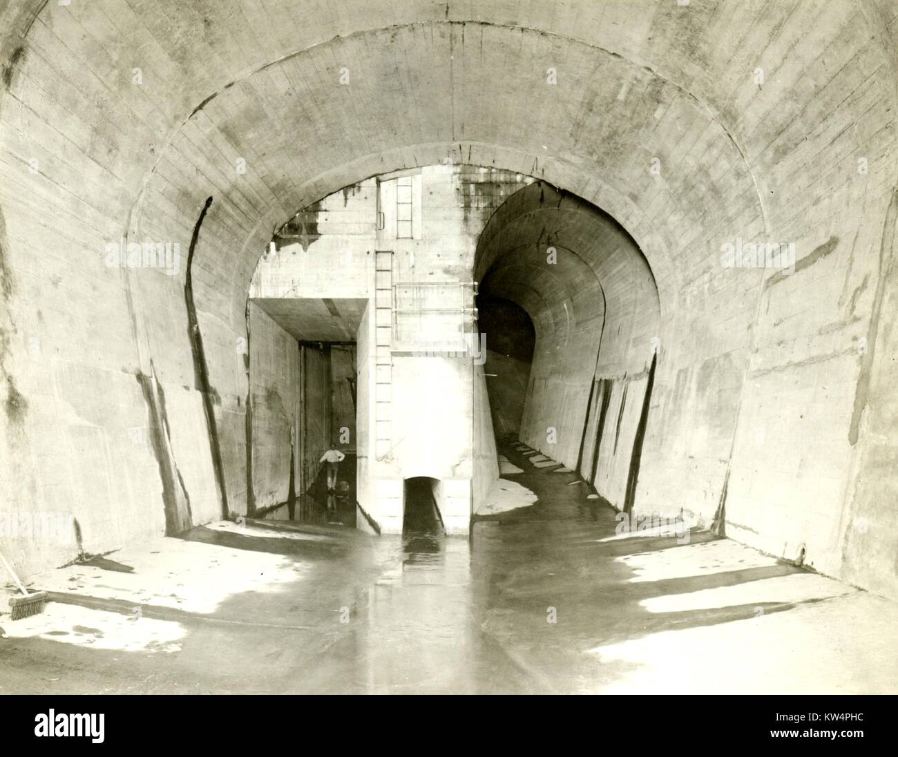 Una parte coperta del canale di scarto a Catskill Acquedotto Headworks durante la costruzione di un acquedotto di Catskill, New York, Stati Uniti, 25 settembre 1913. Dalla Biblioteca Pubblica di New York. Foto Stock