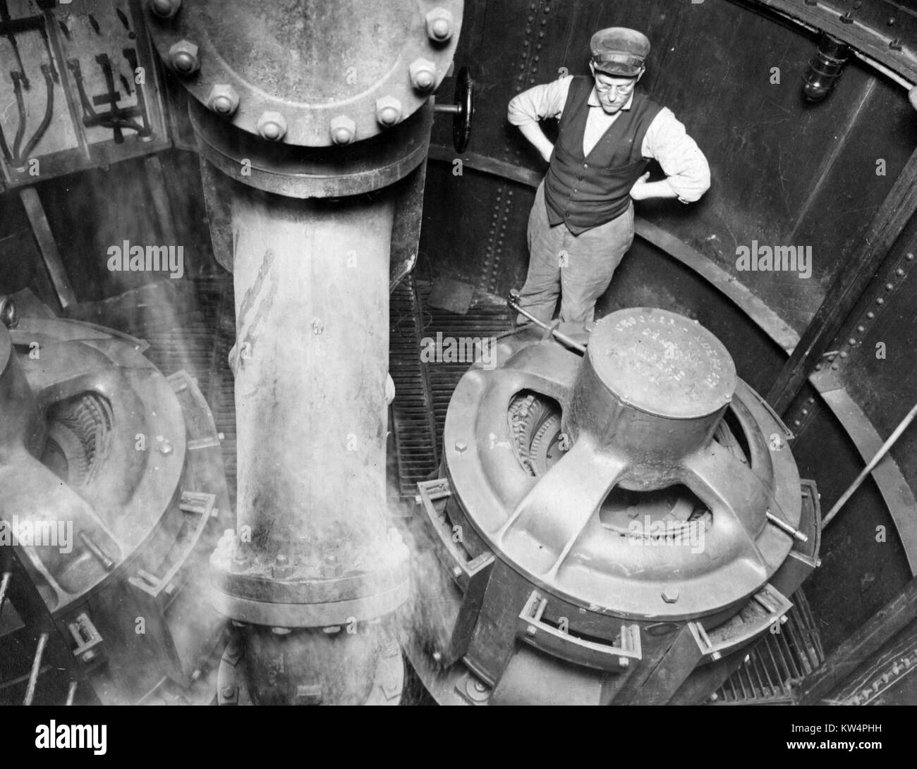 Un uomo esaminando i macchinari durante la costruzione di un acquedotto di Catskill, New York, Stati Uniti, 4 marzo 1913. Dalla Biblioteca Pubblica di New York. Foto Stock