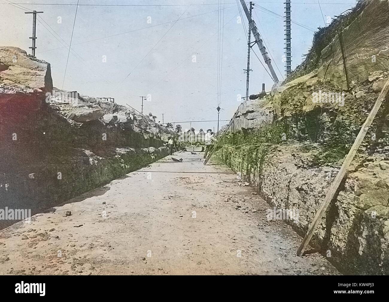 Serbatoio Ashokan, scavo completato e pavimento in cemento posto per condotto in muratura per deviare il flusso del castoro Kill, New York, 1908. Dalla Biblioteca Pubblica di New York. Nota: l'immagine è stato colorizzato digitalmente usando un processo moderno. I colori possono non essere periodo-precisa. Foto Stock