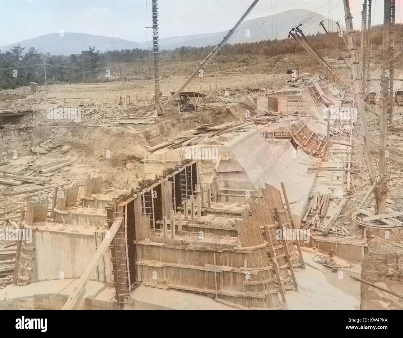 Serbatoio Ashokan, vista che mostra la costruzione del dividendo weir con gate-house in primo piano, 1913. Nota quattro 5-piede da 15-piede saracinesche al posto di New York. Dalla Biblioteca Pubblica di New York. Nota: l'immagine è stato colorizzato digitalmente usando un processo moderno. I colori possono non essere periodo-precisa. Foto Stock