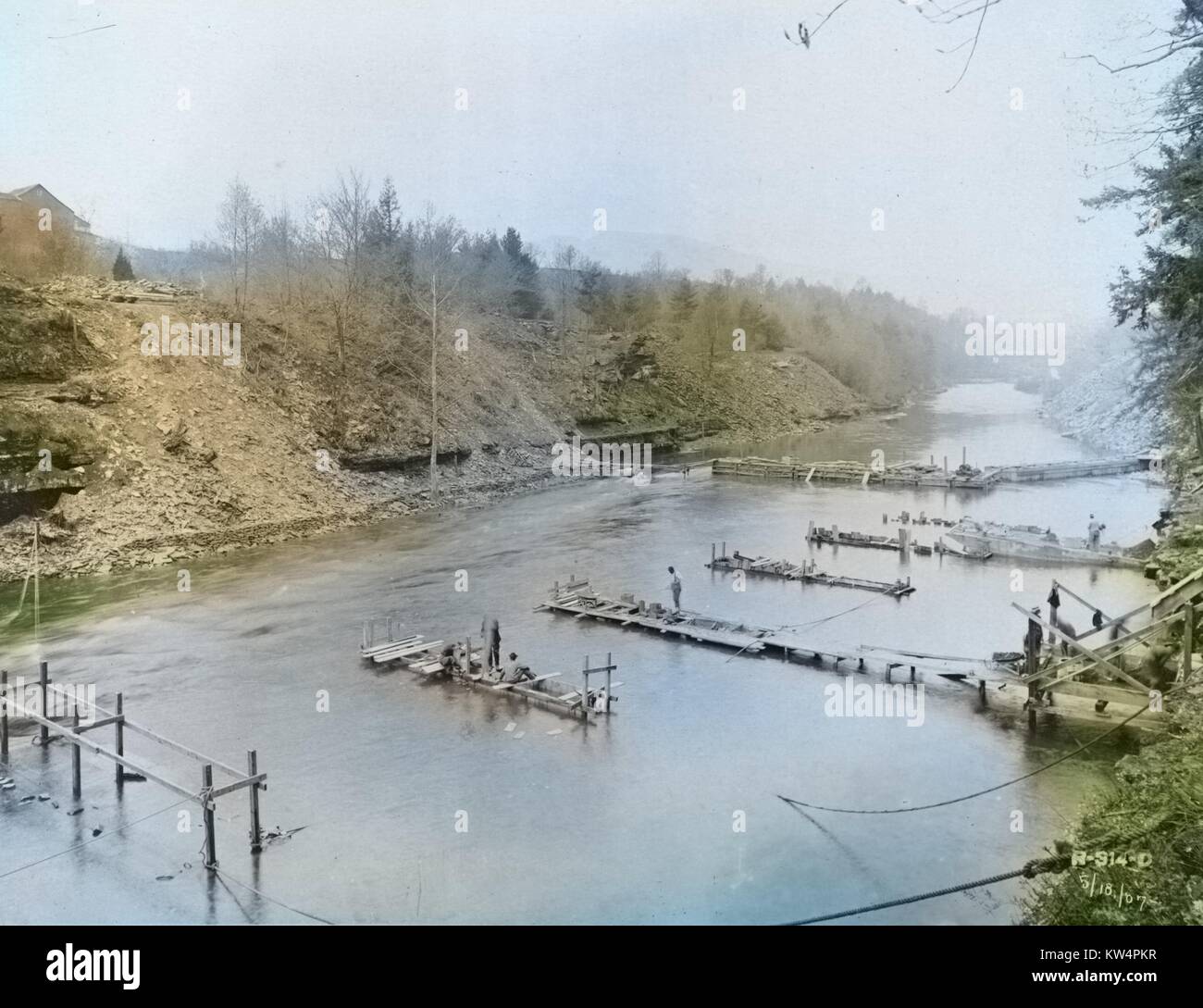 Serbatoio Ashokan, vista al sito di oliva diga di Ponte, mostrando forziere-dam e piloni in costruzione per il supporto di 8 piedi di tubi per portare il flusso di acqua di insenatura di Esopus, New York, 1907. Dalla Biblioteca Pubblica di New York. Nota: l'immagine è stato colorizzato digitalmente usando un processo moderno. I colori possono non essere periodo-precisa. Foto Stock