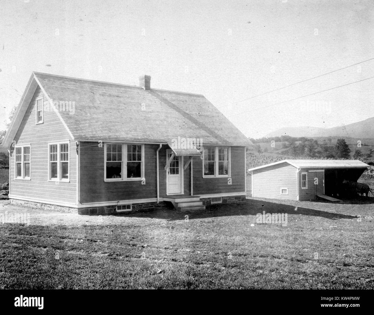Una sezione di office e nelle vicinanze di cavallo-shed durante la costruzione di un acquedotto di Catskill, New York, Stati Uniti, 20 ottobre 1909. Dalla Biblioteca Pubblica di New York. Foto Stock