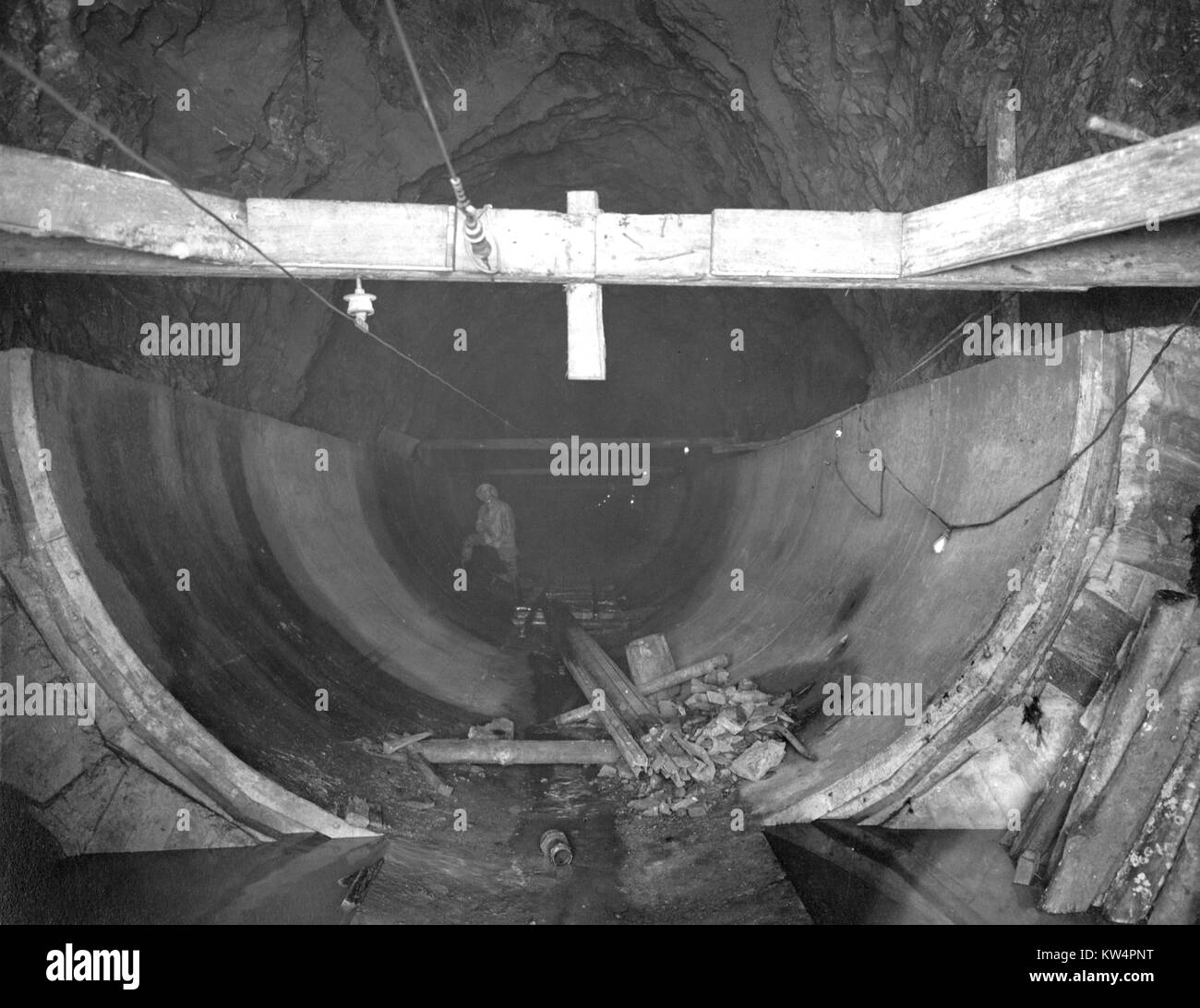 Una sezione di calcestruzzo completato parete laterale in Wallkill tunnel di pressione durante la fase di costruzione del Catskill acquedotto, New York, Stati Uniti, 7 giugno 1911. Dalla Biblioteca Pubblica di New York. Foto Stock