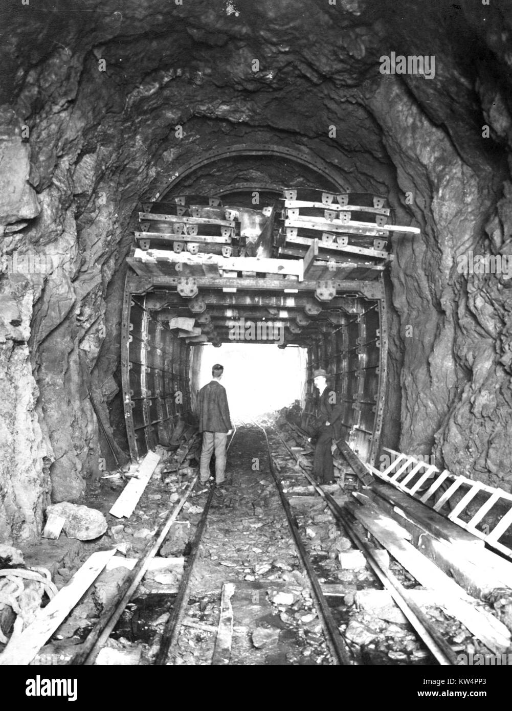 Forme di acciaio sono in posizione per il rivestimento di cemento del tunnel Mekeel durante la costruzione di un acquedotto di Catskill, New York, Stati Uniti, 1912. Dalla Biblioteca Pubblica di New York. Foto Stock