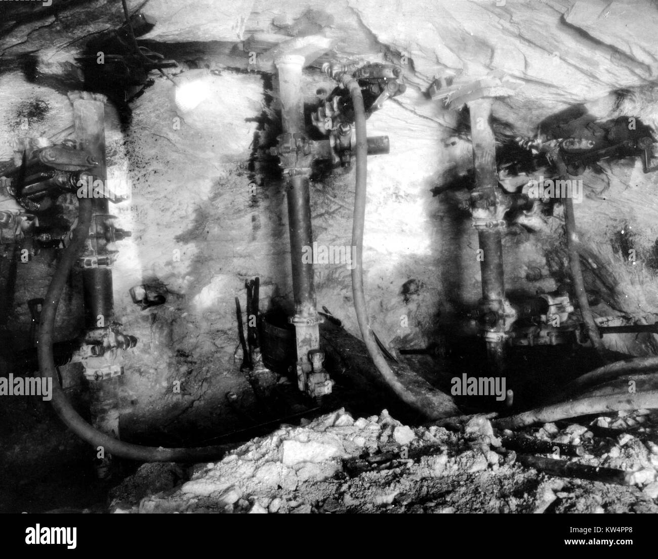 Le colonne che sono state impostate con trapani in Rondout tunnel di pressione durante la fase di costruzione del Catskill acquedotto, New York, Stati Uniti, 9 marzo 1910. Dalla Biblioteca Pubblica di New York. Foto Stock