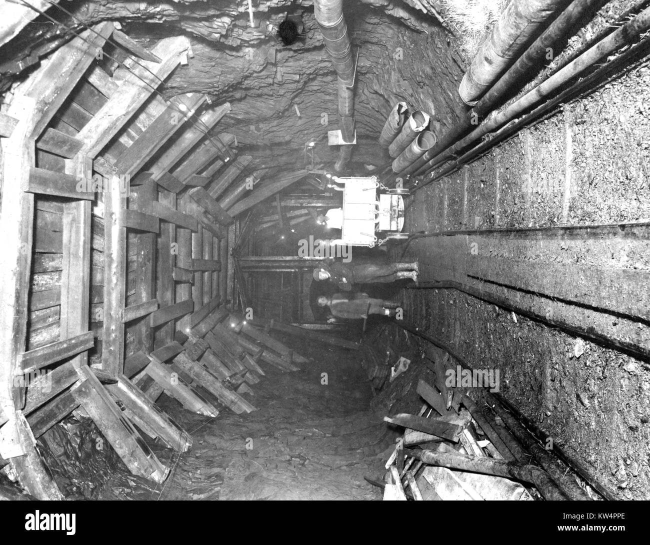 La pressione Roundout galleria dopo lo scavo è stato completato e il tetto timbering è stato messo in atto durante la costruzione di un acquedotto di Catskill, New York, Stati Uniti, 20 luglio 1909. Dalla Biblioteca Pubblica di New York. Foto Stock