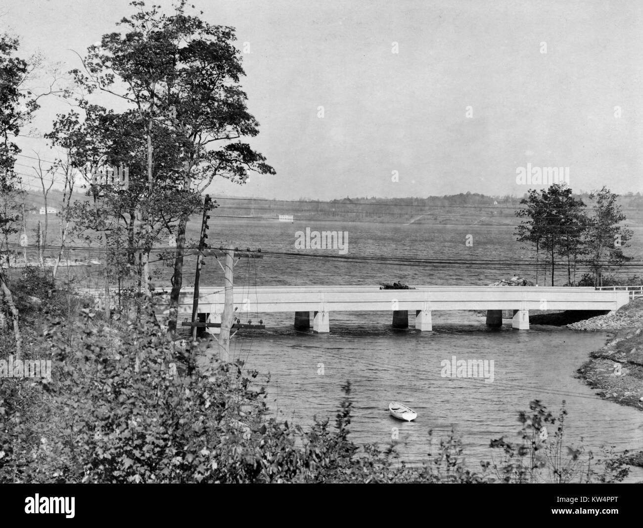 Il mirtillo rosso Brook Bridge che viaggiano al di sopra del serbatoio Kensico come apparivano durante la costruzione di un acquedotto di Catskill, New York, Stati Uniti, 26 ottobre 1916. Dalla Biblioteca Pubblica di New York. Foto Stock