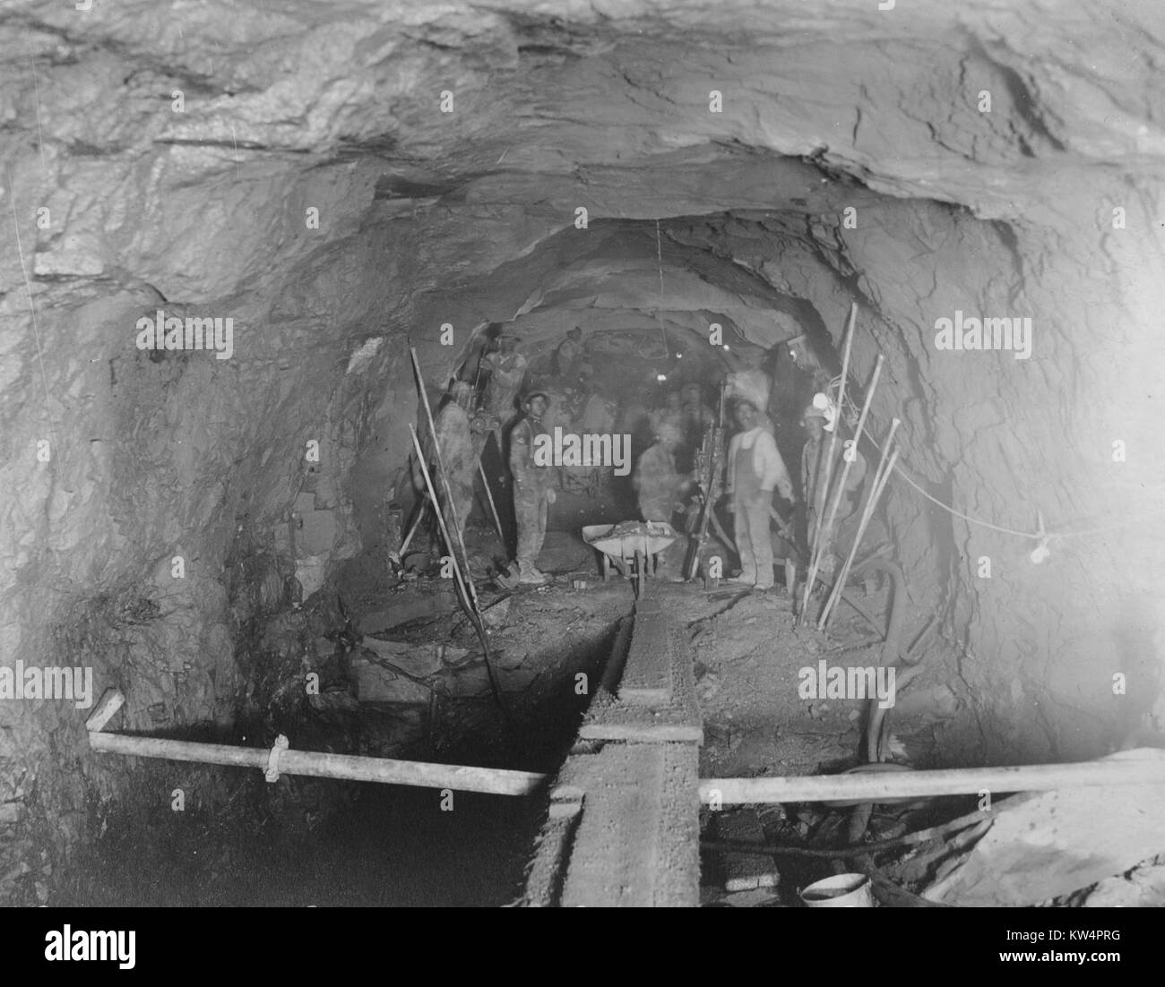 Lo scavo della Rondout tunnel di pressione durante la fase di costruzione del Catskill acquedotto, New York, Stati Uniti, 20 luglio 1909. Dalla Biblioteca Pubblica di New York. Foto Stock