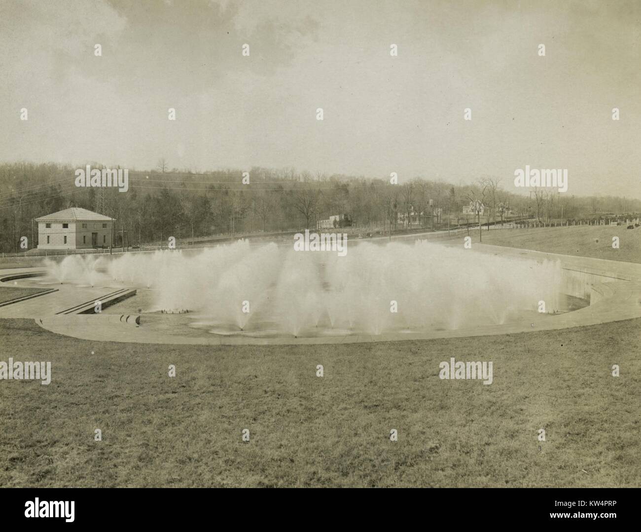 Un aeratore operante in corrispondenza del serbatoio Kensico durante la costruzione di un acquedotto di Catskill, New York, Stati Uniti, 26 marzo 1917. Dalla Biblioteca Pubblica di New York. Foto Stock