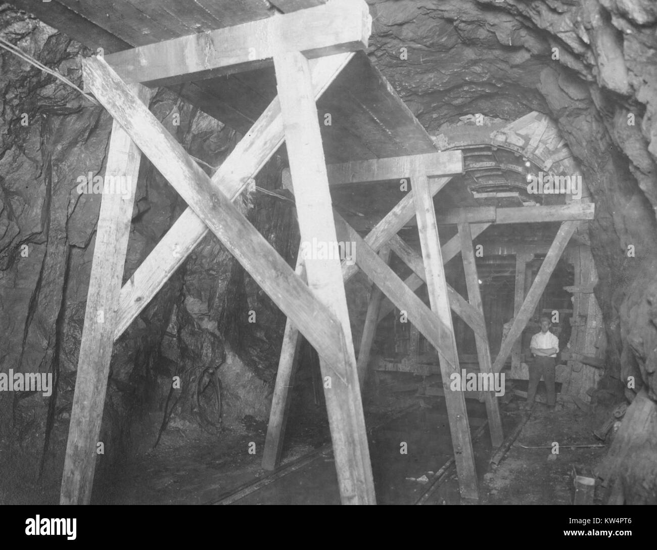 Il tunnel Sarles con trimming effettuato del tunnel visibile in primo piano durante la costruzione di un acquedotto di Catskill, New York, Stati Uniti, 3 luglio 1913. Dalla Biblioteca Pubblica di New York. Foto Stock