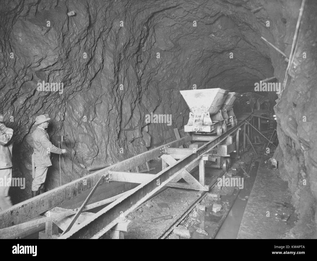 Il tunnel Bonticou con trimming effettuato visibile in primo piano durante la costruzione di un acquedotto di Catskill, New York, Stati Uniti, 9 giugno 1911. Dalla Biblioteca Pubblica di New York. Foto Stock