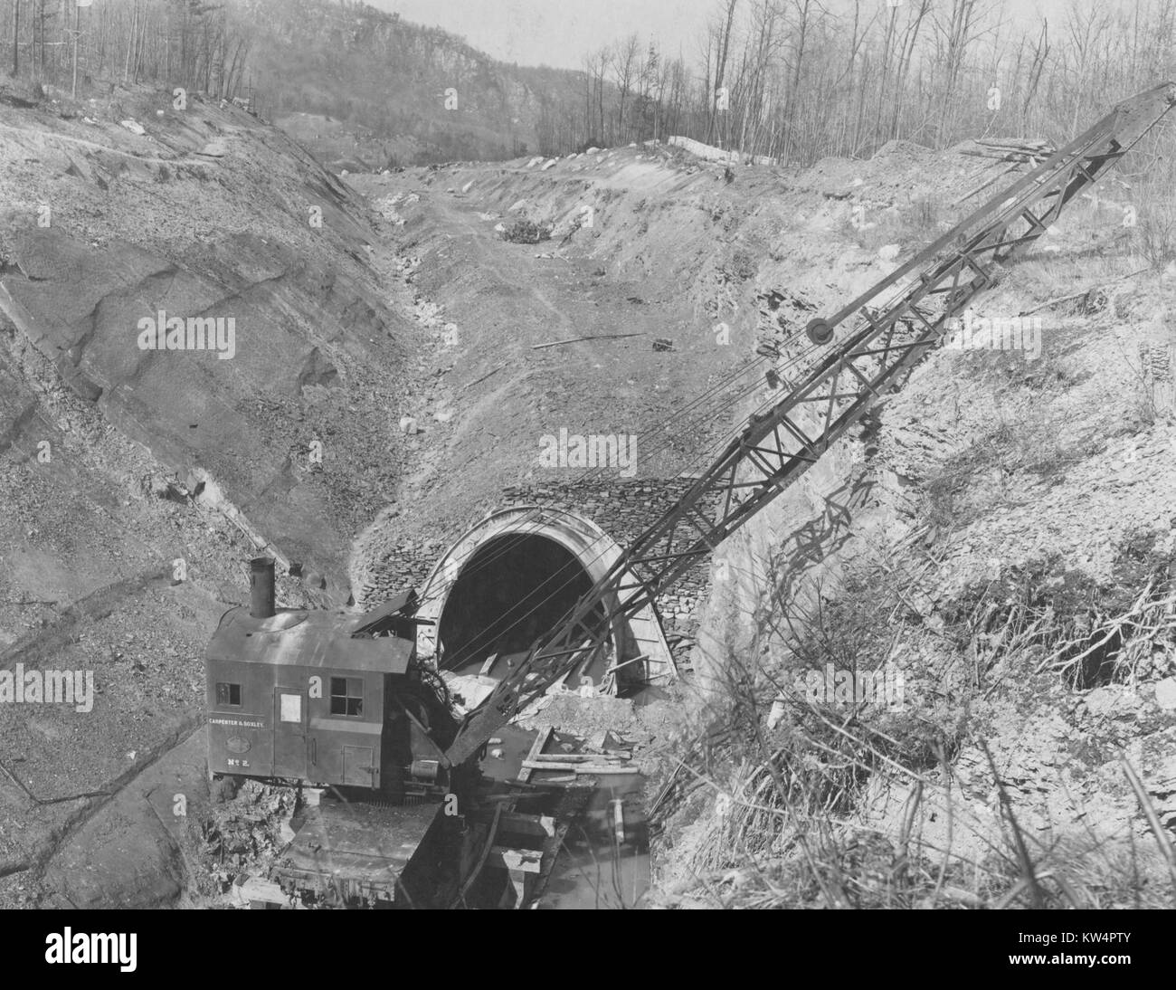 Wallkill Nord taglia-e-coperchio, completato porzione di acquedotto in più libero di tagliare con costruzione di gru, New York, 1912. Dalla Biblioteca Pubblica di New York. Foto Stock