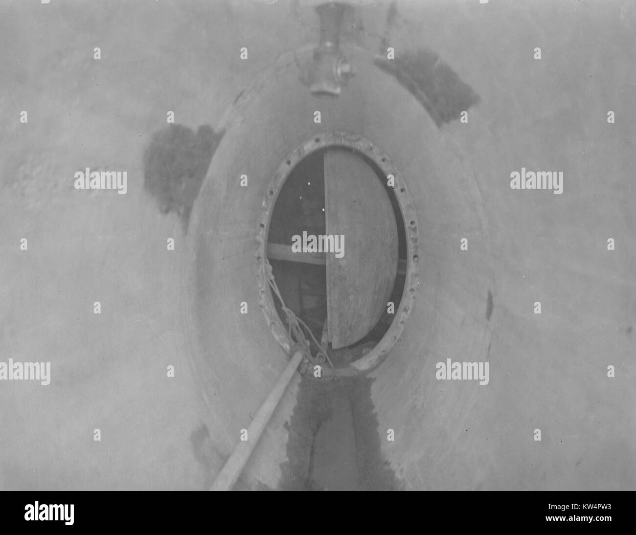 Pressione Rondout tunnel, vista della deriva di drenaggio completato con rivestimento in cemento, porta di bronzo in background, New York, 1911. Dalla Biblioteca Pubblica di New York. Foto Stock
