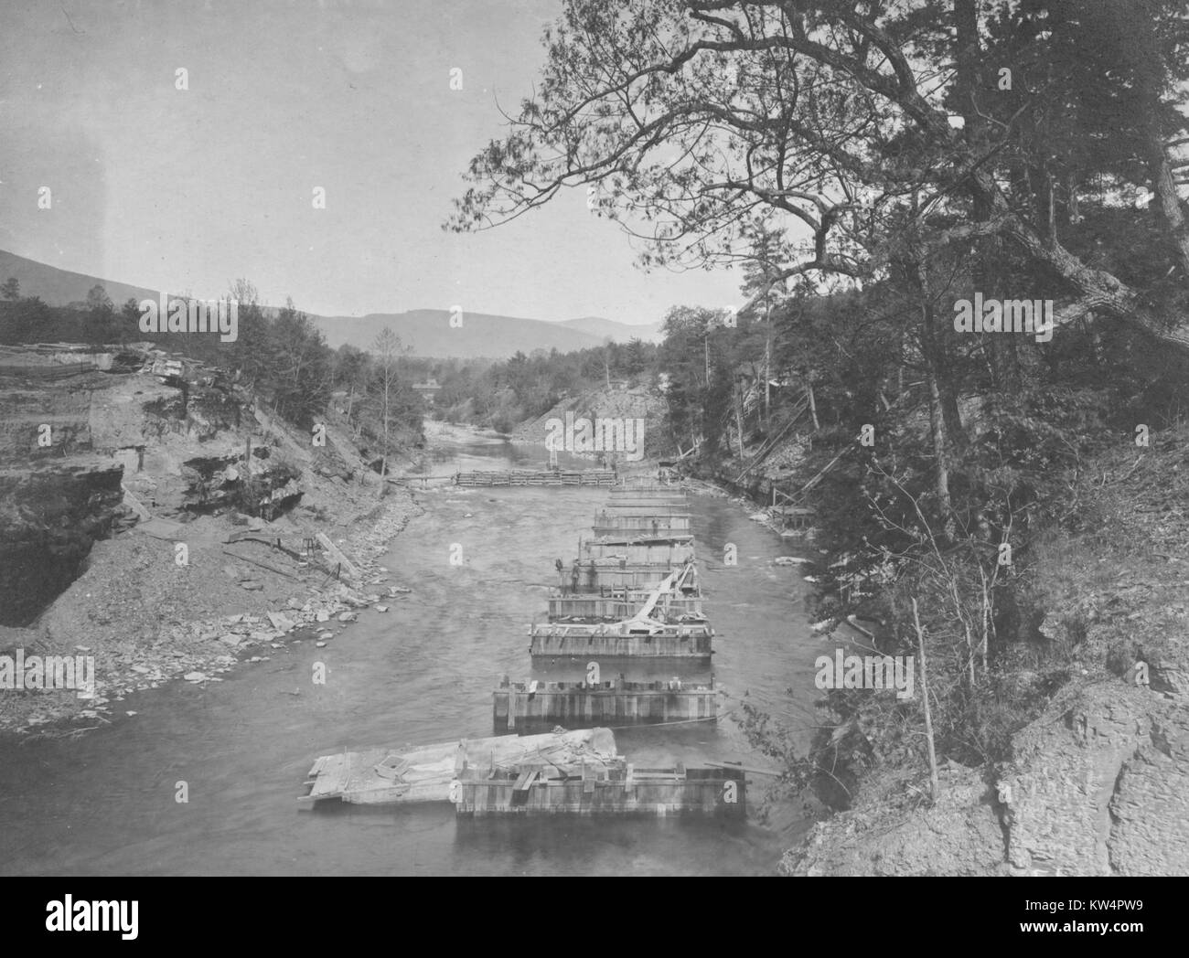 Serbatoio Ashokan, vista che mostra i lavori di costruzione su piloni a letto di Esopus creek, 1907. Questi pontili supportati due 8-piede di tubi di acciaio, New York. Dalla Biblioteca Pubblica di New York. Foto Stock