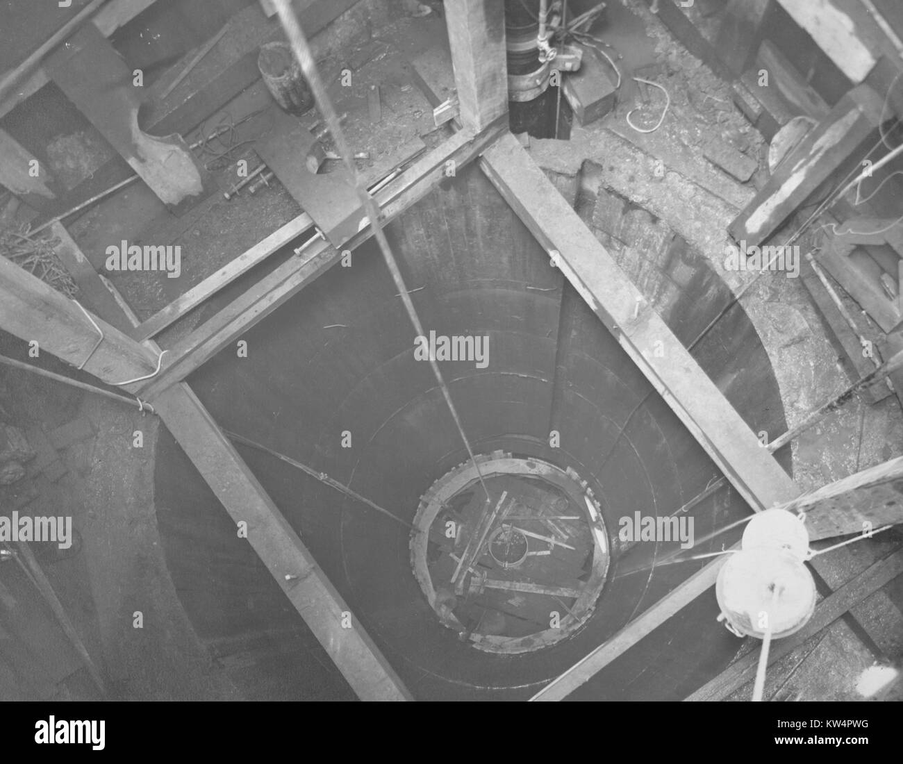 Pressione Rondout tunnel, vista di anello di calcestruzzo al posto sulla parte superiore dell'albero, New York, 1911. Dalla Biblioteca Pubblica di New York. Foto Stock
