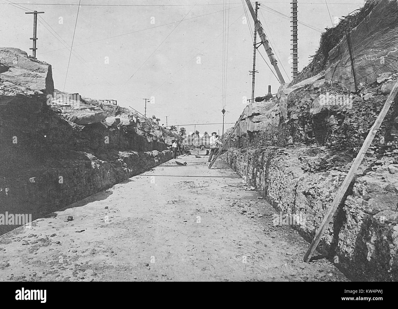 Serbatoio Ashokan, scavo completato e pavimento in cemento posto per condotto in muratura per deviare il flusso del castoro Kill, New York, 1908. Dalla Biblioteca Pubblica di New York. Foto Stock