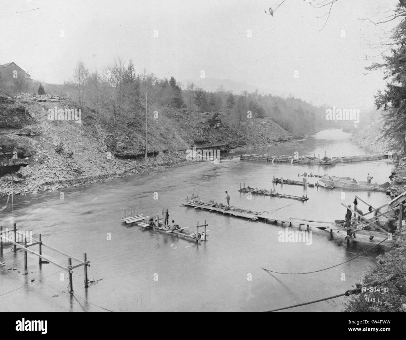 Serbatoio Ashokan, vista al sito di oliva diga di Ponte, mostrando forziere-dam e piloni in costruzione per il supporto di 8 piedi di tubi per portare il flusso di acqua di insenatura di Esopus, New York, 1907. Dalla Biblioteca Pubblica di New York. Foto Stock