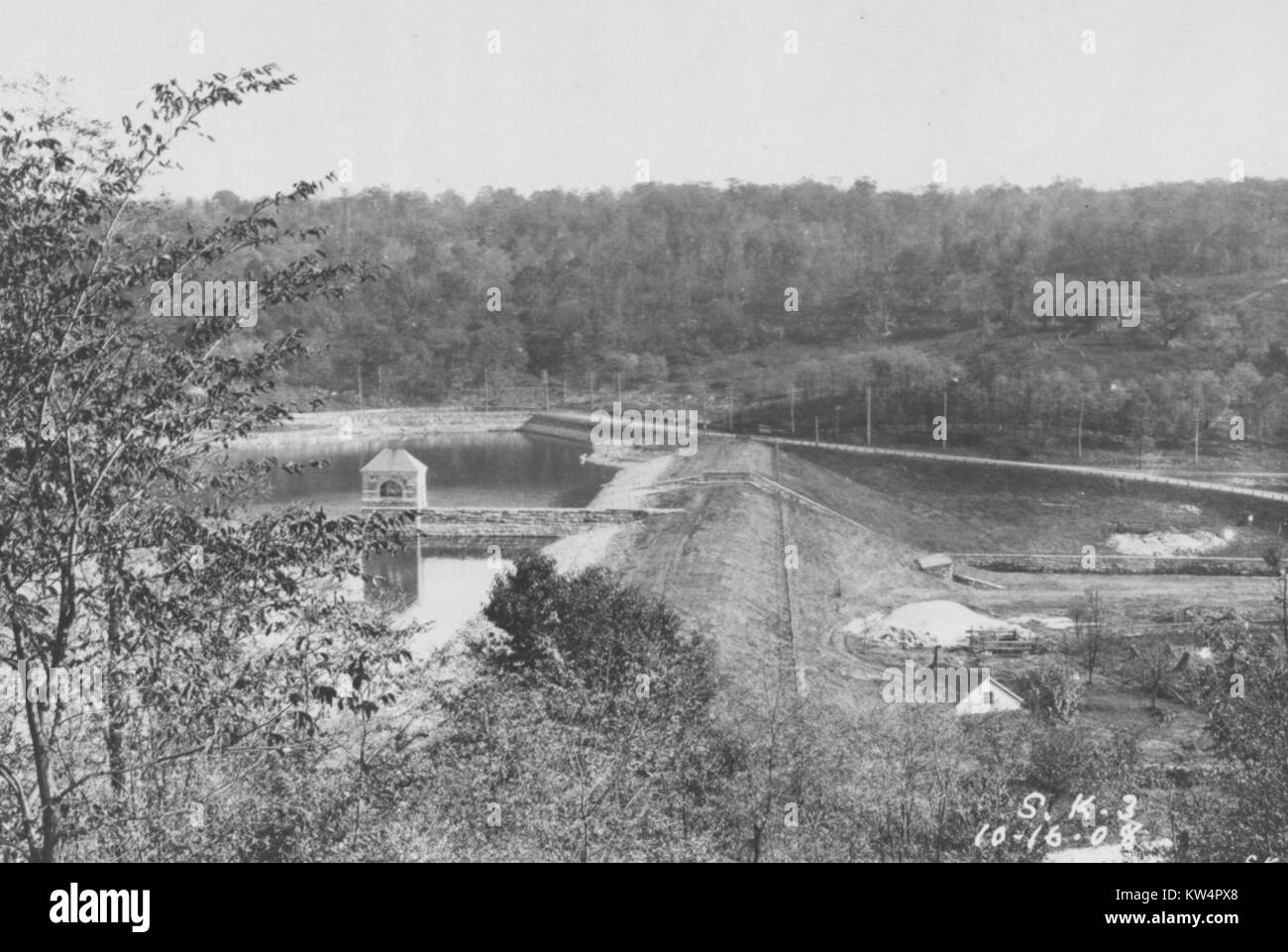 Serbatoio Kensico, con vista della vecchia diga Kensico e la porzione di serbatoio prima costruzione opertions iniziato, 16 ottobre 1908. Dalla Biblioteca Pubblica di New York. Foto Stock