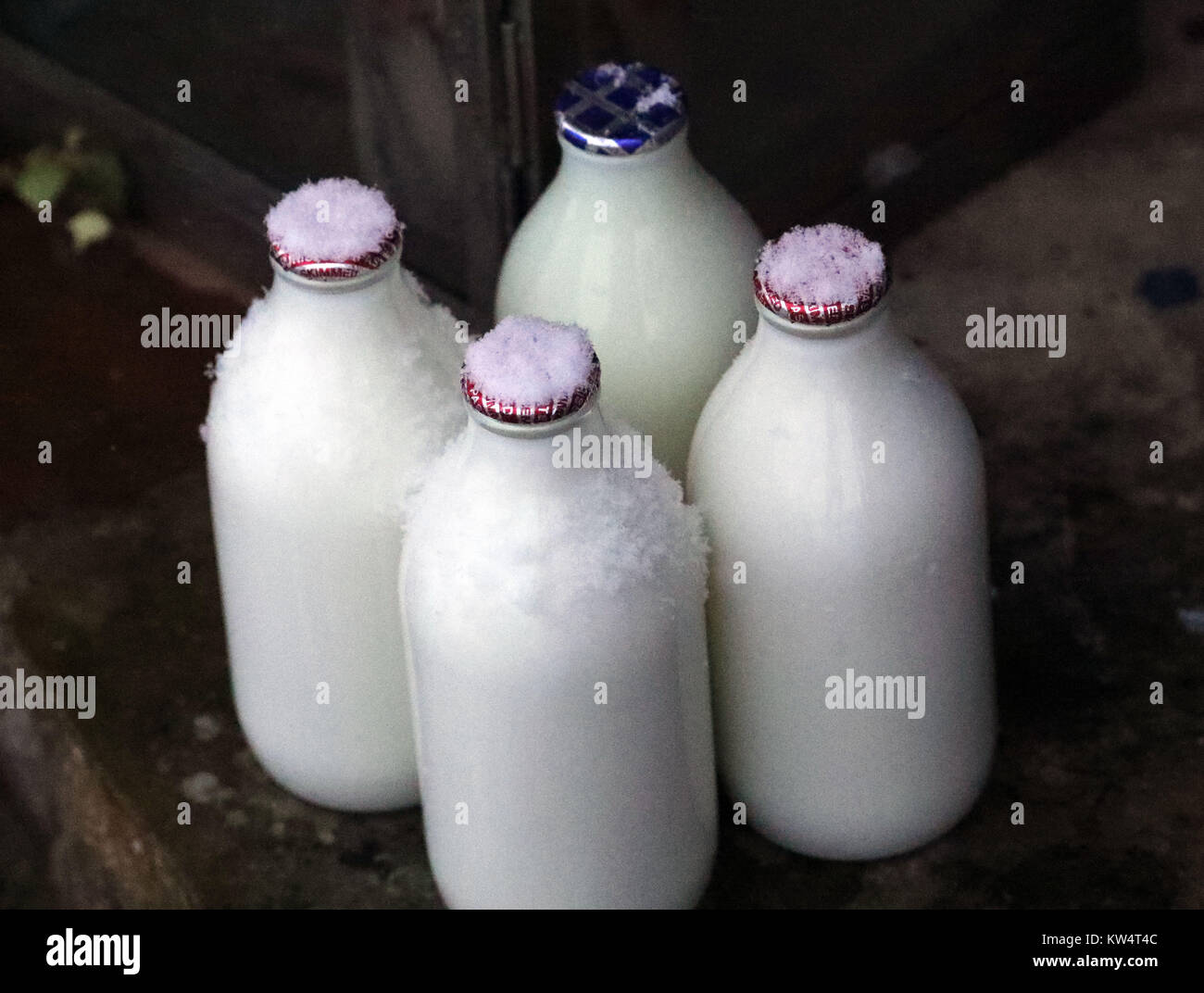 Neve sulle bottiglie di latte Foto Stock