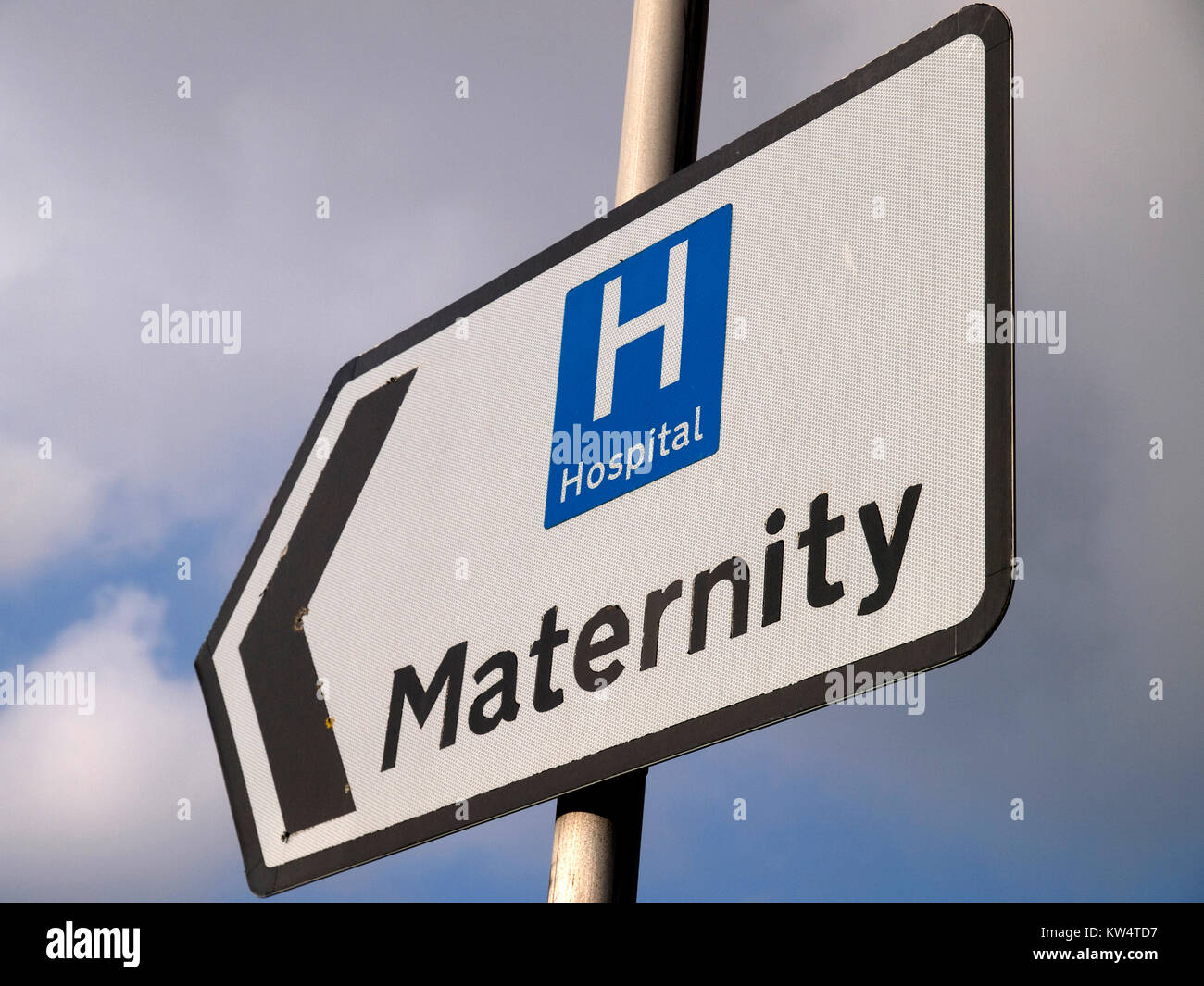 Una chiusura di una strada in direzione di puntamento di segno il traffico verso il centro di maternità di un ospedale Foto Stock