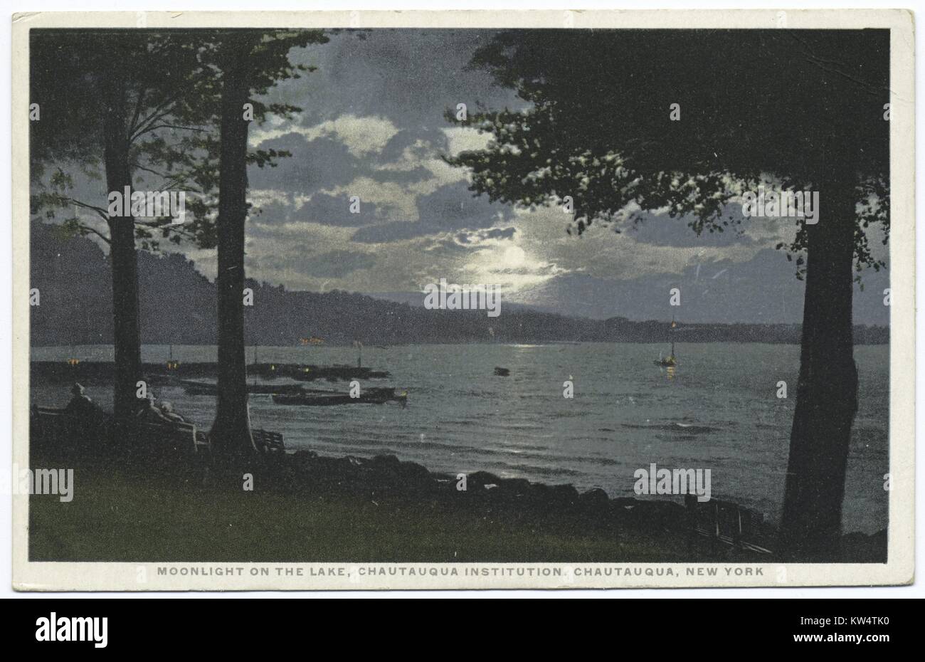 Cartolina splende sul lago Chautauqua presso l Istituto di Chautauqua, Chautauqua, New York, 1914. Dalla Biblioteca Pubblica di New York. Foto Stock